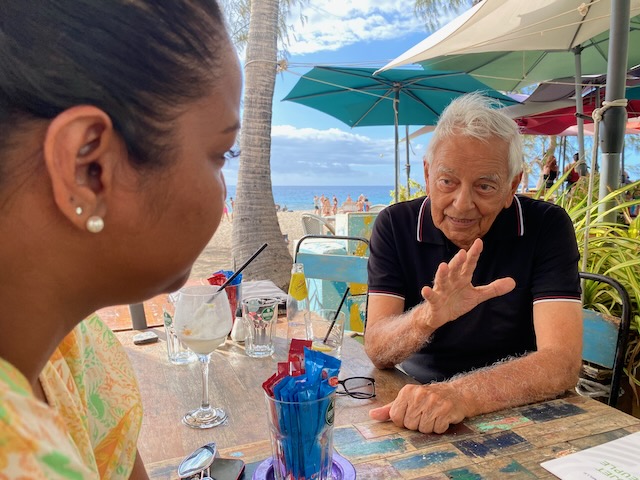 Mina attentive aux propositions de Paul Mina attentive aux propositions de Paul